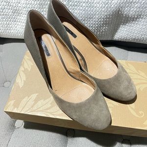 Tahari wedge